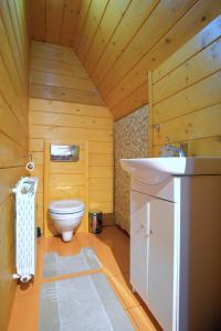 Et badeværelse på Domki JAWOR + 108 billeder