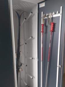 Ein Haufen Baseballschläger hängt an der Wand in der Unterkunft Sunny Days apartman Kopaonik in Kopaonik + 38 Fotos