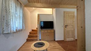TV a/nebo společenská místnost v ubytování Seppenbauernhütte in Bad Ischl im Salzkammergut