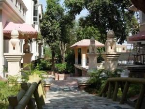 范兰德凡Divine AC studio in Ananda Krishna Van 2 mins from ISKCON的建筑前有走道的房子