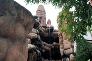 范兰德凡Divine AC studio in Ananda Krishna Van 2 mins from ISKCON的建筑物前的喷泉