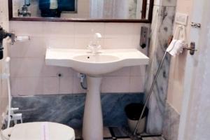范兰德凡Divine AC studio in Ananda Krishna Van 2 mins from ISKCON的带水槽和马桶的浴室