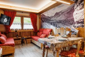 jadalnia ze stołem i obrazem na ścianie w obiekcie AG Apartments Livigno centro w Livigno