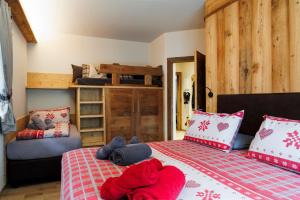 sypialnia z dwoma łóżkami i łóżkiem piętrowym w obiekcie AG Apartments Livigno centro w Livigno