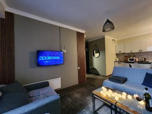 TV a/nebo společenská místnost v ubytování Ski in Ski out Tiamo Apartment 302-303 at Gudauri loft hotel