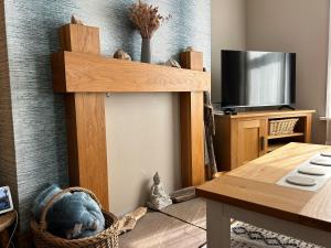 The Pebbles في ويتبي: غرفة معيشة مع طاولة وتلفزيون