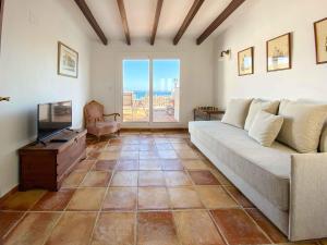 una sala de estar con un sofá y un televisor en Casa Moll. Tradición y bonitas vistas de Alicante, en Alicante