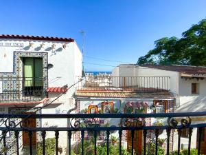 Un edificio con un mural en el costado. en Casa Moll. Tradición y bonitas vistas de Alicante, en Alicante 26 fotos más