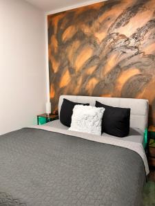 a bedroom with a bed with a painting on the wall at Ferienwohnung Peggy in Eisenach