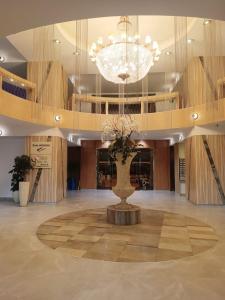 un grande atrio con un grande vaso al centro di Eduard Elegance Rin Studios a Bucarest