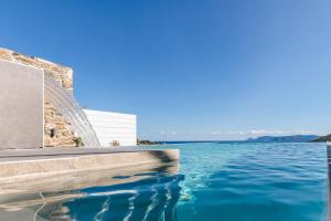 vista sull'acqua dal lato di un edificio di Jonina Resort a Skopelos Town