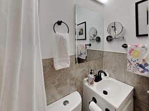 Ένα μπάνιο στο Private Rooms at Miami Centrally Located with free Parking +60 φωτογραφίες