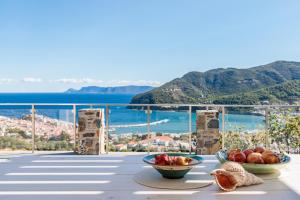 un tavolo con due ciotole di frutta sul balcone di Jonina Resort a Skopelos Town