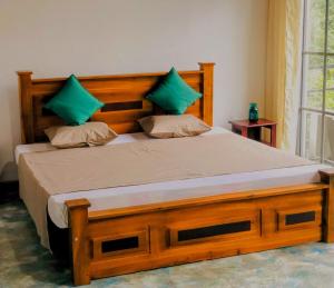 Postel nebo postele na pokoji v ubytování Barefoot Inn Kandy