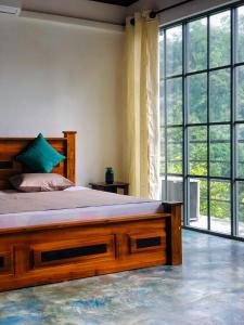 Postel nebo postele na pokoji v ubytování Barefoot Inn Kandy
