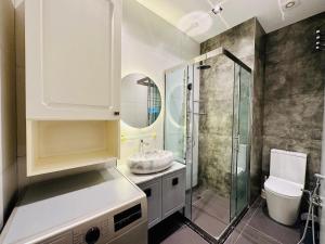 ein Badezimmer mit Dusche, Toilette und Waschbecken in der Unterkunft White city apartment in Baku + 18 Fotos