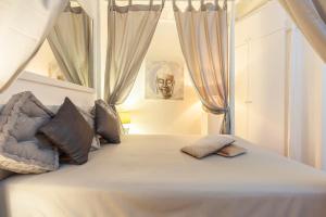 un letto con due cuscini sopra in una camera da letto di Navona Historic Luxury Deluxe a Roma Altre 10 foto