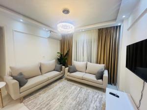 MadinatyProperty Sisters, Elite new home, Madinaty B11的配有两张沙发和一台平板电视的客厅