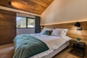 Postel nebo postele na pokoji v ubytování Chalet Choucas - Modern Luxury - Heart of Chamonix