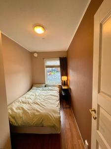 Postel nebo postele na pokoji v ubytování Cosy room in seaside apartment + 15 fotografií