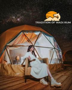 Una donna è seduta dentro una tenda di Traditions of Wadi Rum camp & jeep tour a Wadi Rum