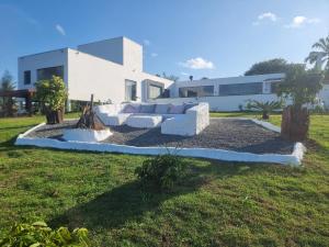 ein Haus mit einer Couch mitten im Garten in der Unterkunft Fazenda de Jehne - Casa completa in Camamu