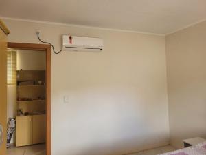 サンタ・ローザにある1 dorm privativo casalの壁にエアコンが付いています。