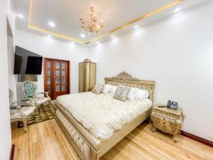 Letto o letti in una camera di Hotel & Rooftop King Experience by David