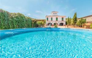 a large swimming pool in front of a house at Casa Rural Camino de los molinos y su establo in La Puebla de los Infantes