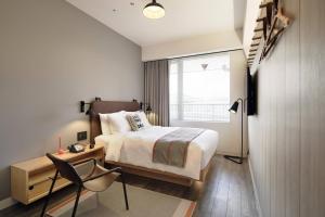 Postel nebo postele na pokoji v ubytování MOXY Tokyo Kinshicho + 30 fotografií