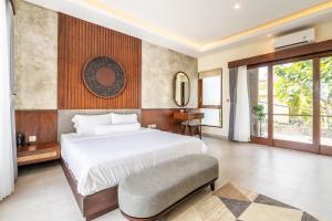 ヌサドゥアにあるTaman Dharmawangsa Villa - 3BR Luxury Private Pool Villa in Nusa Duaの大きな白いベッドと鏡のある寝室 +77枚の写真