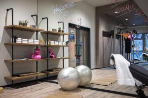 Fitness centrum a/nebo fitness zařízení v ubytování MOXY Tokyo Kinshicho