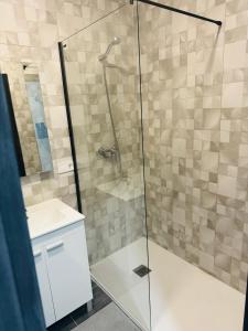 a bathroom with a shower and a sink at Duplex TH Sanse Norte in San Sebastián de los Reyes +46 photos