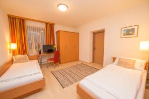 Łóżko lub łóżka w pokoju w obiekcie Hotel Glasererhaus
