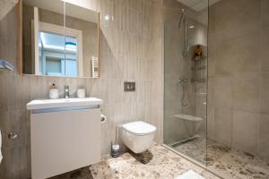 a bathroom with a toilet and a shower and a sink at Belgrade Waterfront SCALA in Belgrade