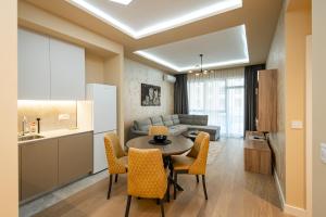 a kitchen and a living room with a table and chairs at Belgrade Waterfront SCALA in Belgrade