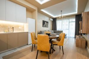 a kitchen and a dining room with a table and chairs at Belgrade Waterfront SCALA in Belgrade