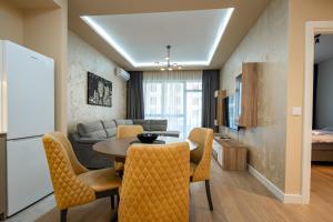 a kitchen and living room with a table and chairs at Belgrade Waterfront SCALA in Belgrade