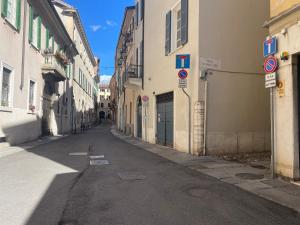 an empty street in an alley with buildings at Appartamento del vicolo in Brescia