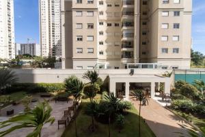 vista su un edificio con piscina e edifici di 0105 - studio completo prox aeroporto GRU a Guarulhos