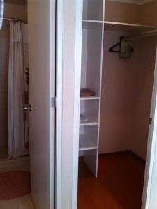 een witte kast met een deur naar een kamer bij Lima Flats 2 in Lima
