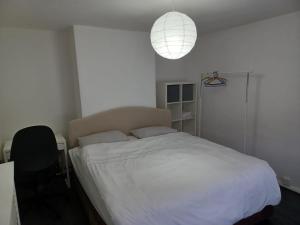 Postel nebo postele na pokoji v ubytování Byron View House R6