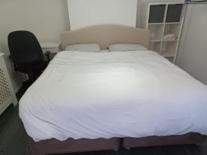 Postel nebo postele na pokoji v ubytování Byron View House R6