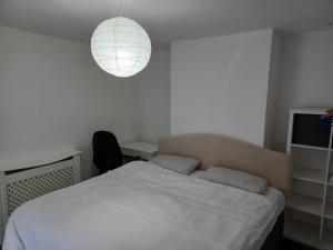 Postel nebo postele na pokoji v ubytování Byron View House R6