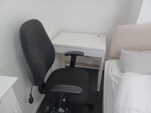 Postel nebo postele na pokoji v ubytování Byron View House R6