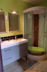La salle de bains est pourvue de 2 lavabos et d'une douche. dans l'établissement Gite Des Noisetiers, à Saint-Junien