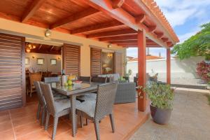 un patio esterno con tavolo e sedie di Villa Charly a Puerto de la Madera