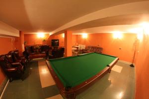 Billiards table sa Hotel Daisy Budget