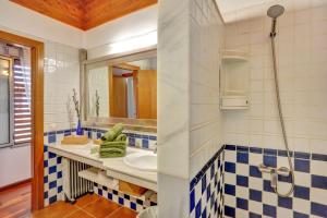 un bagno con lavandino e specchio di Villa Charly a Puerto de la Madera Altre 32 foto