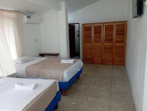 Postel nebo postele na pokoji v ubytování Hostal Tamara